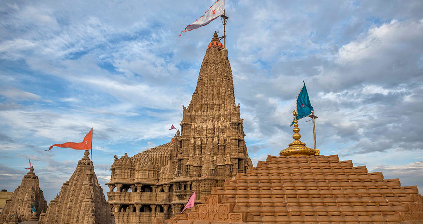 Gujarat—Dwarkadhish-Temple-1